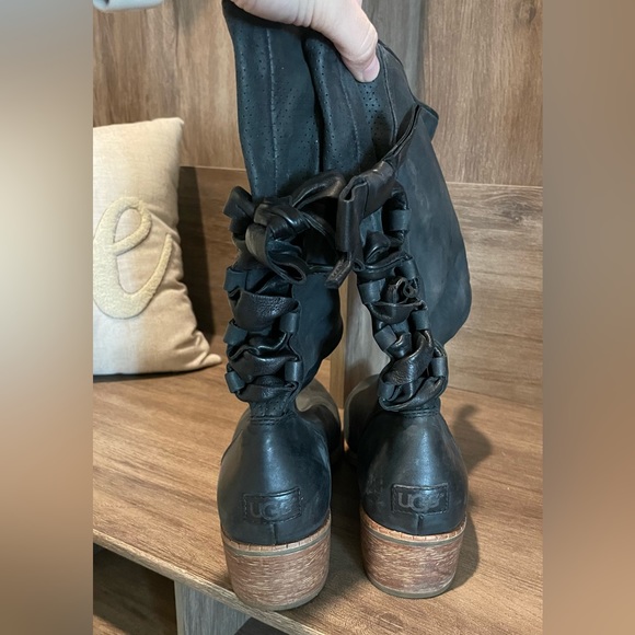 Ugg Women’s Black Leather Lace up Bow tie boots size 8 - Picture 3 of 4